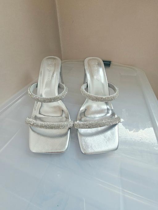  — Gorgeous diamante sandals, size 6..NEW