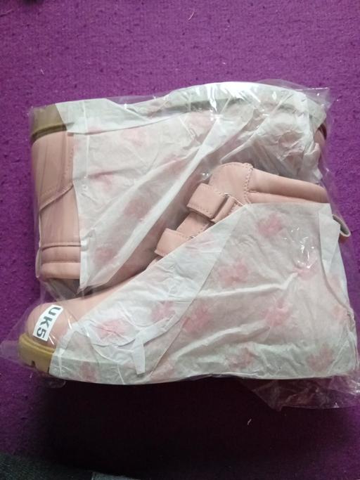 — brand new pair of ladies boots size 5