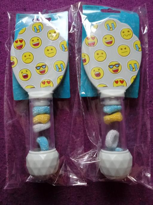  — 2 brand new ladies Hairbrush sets