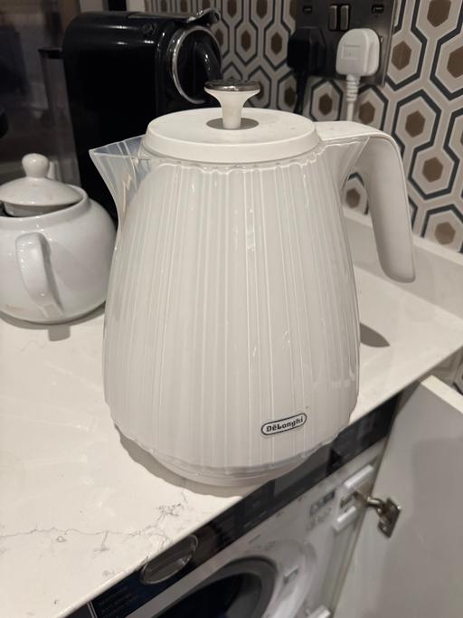  — De Longhi White Kettle