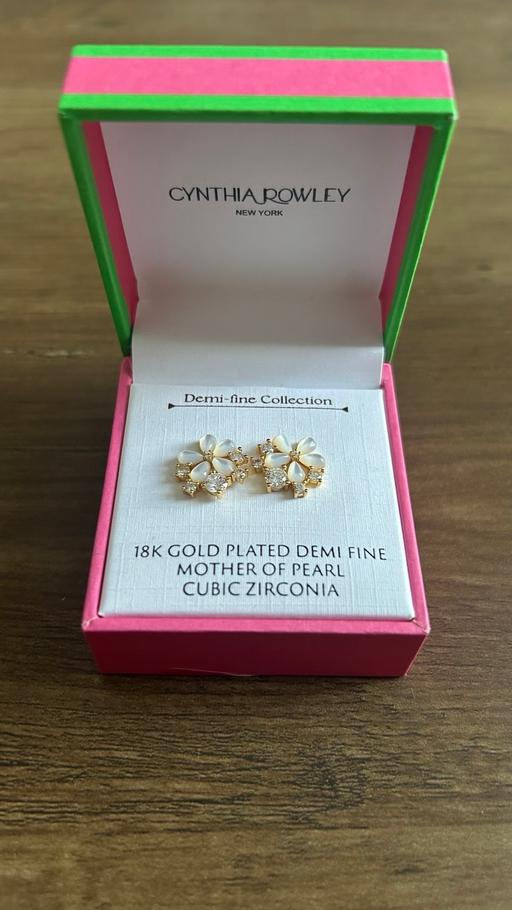  — Gold plated earrings