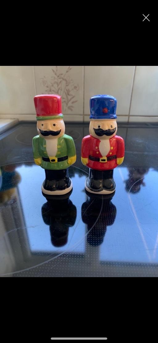  — Salt and pepper pots