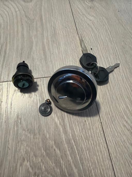  — locking fuel filler cap