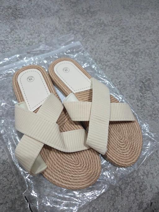  — 🌟NEW🌟 Size 6 flip flops sliders