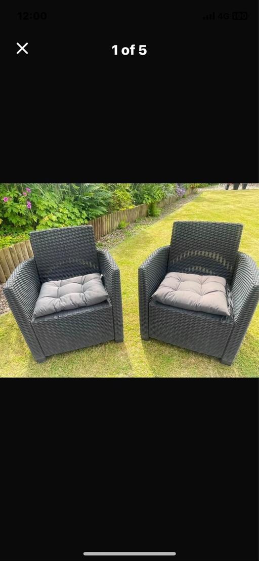  — X2 garden chairs with cushions