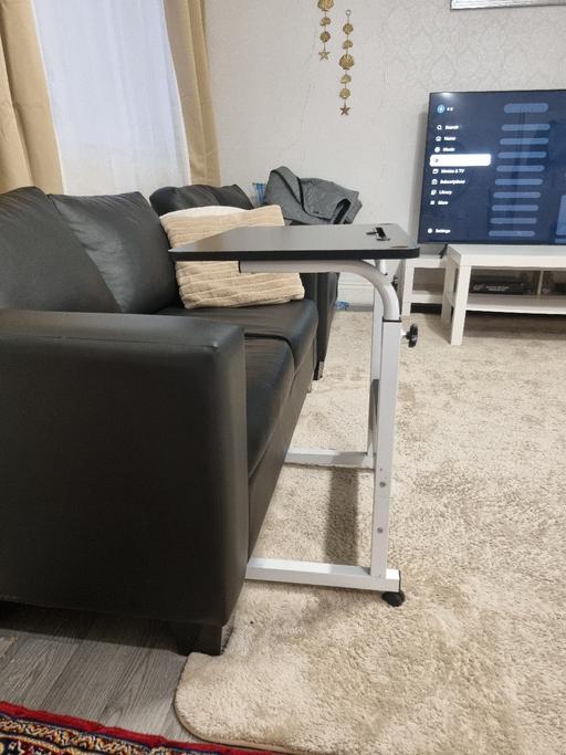  — table with wheels