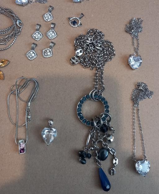  — Collection of 17 beautiful gemstone pendants