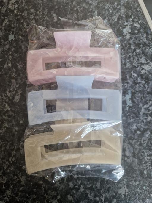  — brand new large hair clips