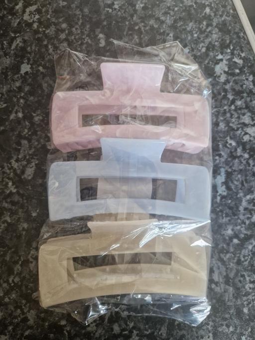  — brand new large hair clips