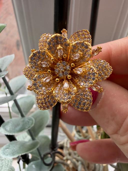  — 14ct gold plated diamanté flower ring