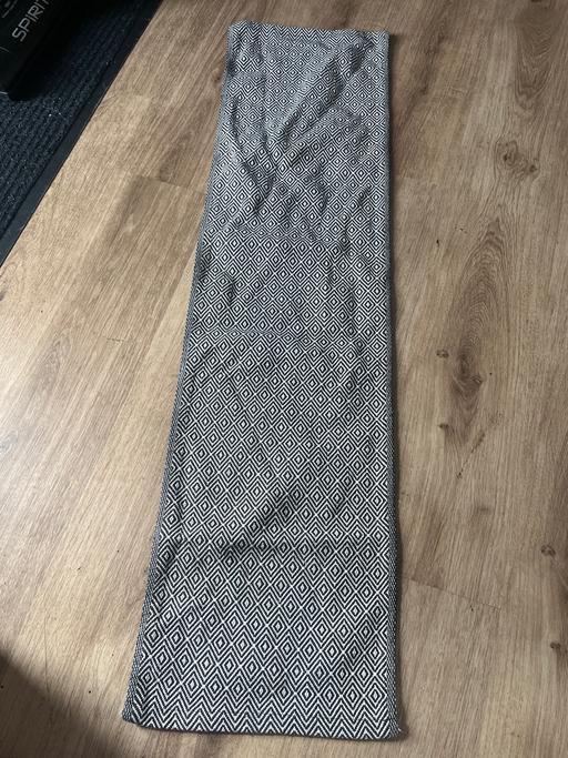  — Quality black white table runner