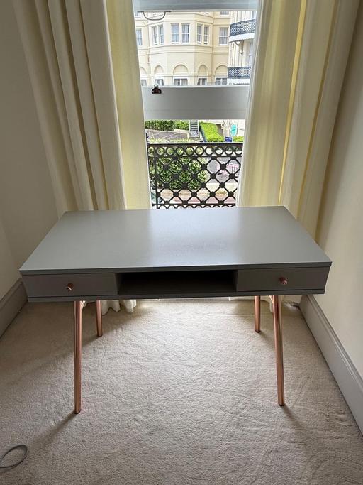  — Desk - excellent condition