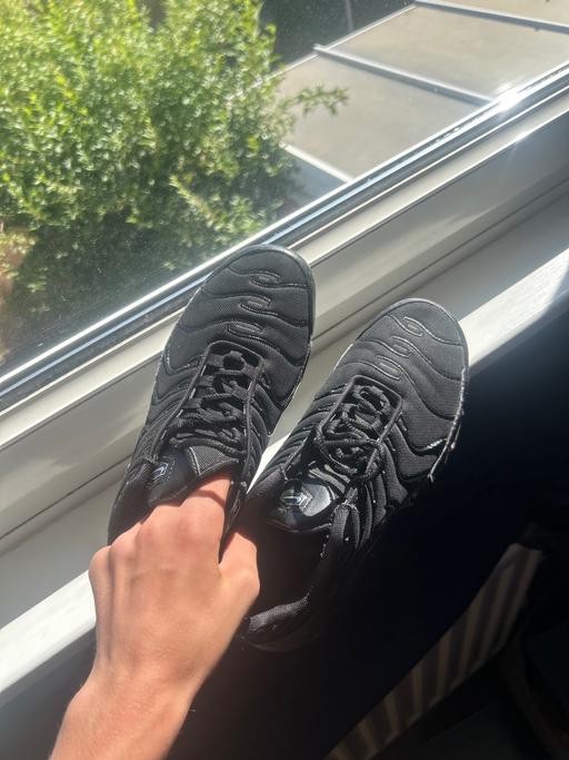  — Nike black TN’s