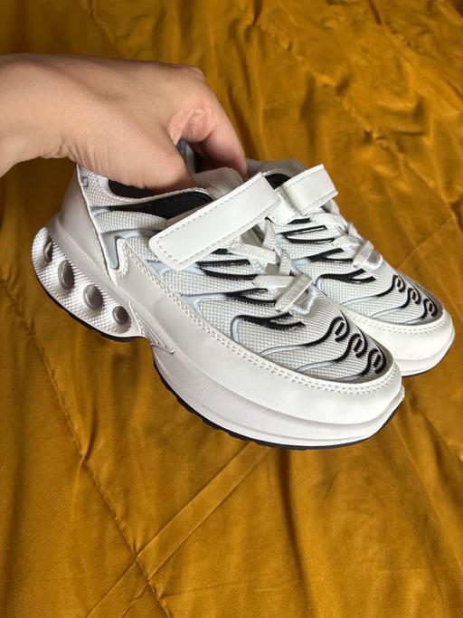  — White unisex trainers size 33 (size 1)