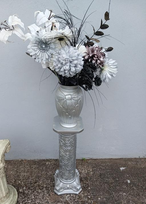  — Roman column and vase
