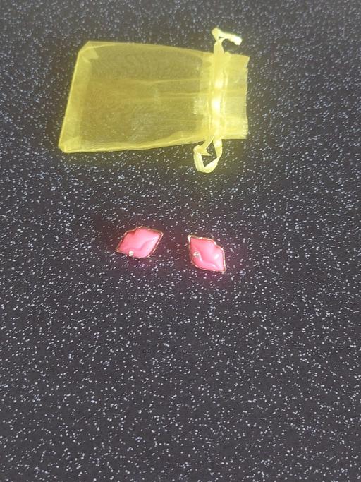  — Women's lips earrings