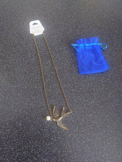  — Women's bird necklace
