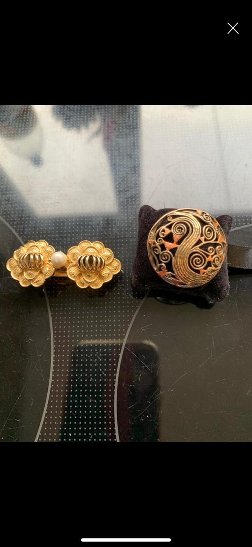  — Ladies scarf clips