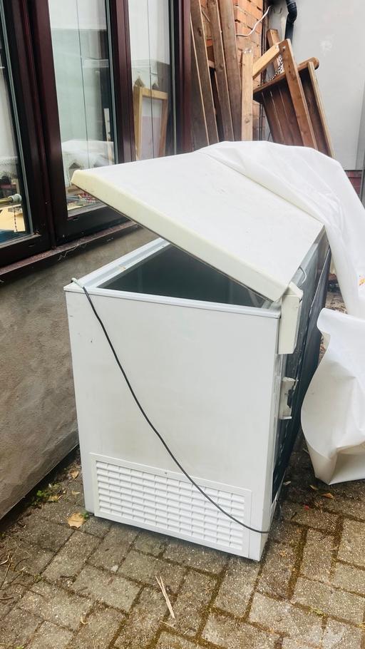  — Chest freezer and upright freezer
