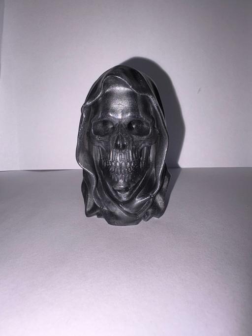  — 2 hooded skulls