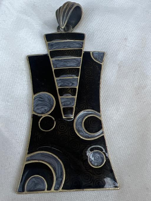  — Pendant