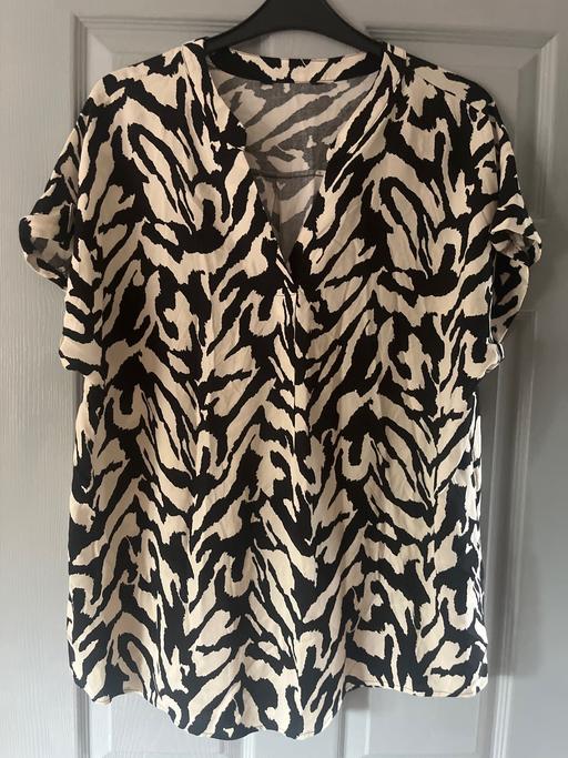 — Blouse size 20 black and beige