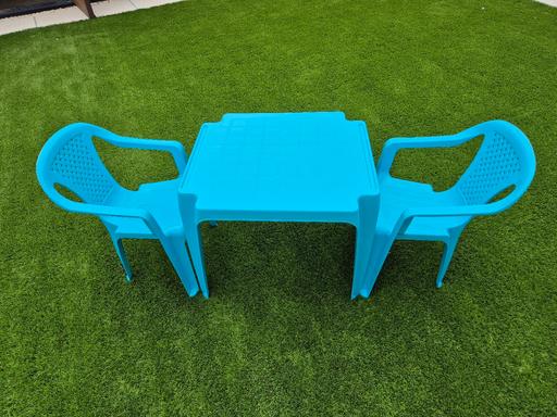  — kids table and 2 chairs