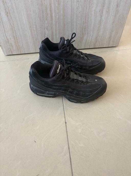  — Nike trainers