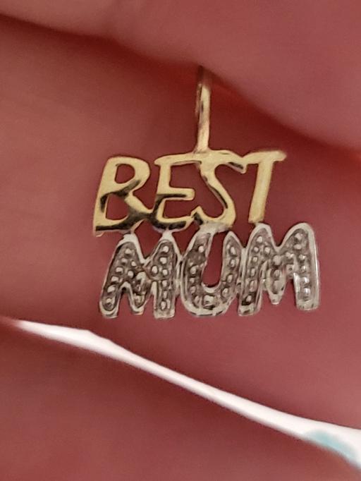  — like new 9ct gold mum pendant