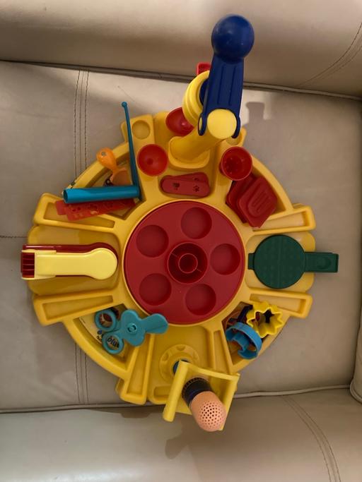  — Play Doh activity centre with 22 pcs