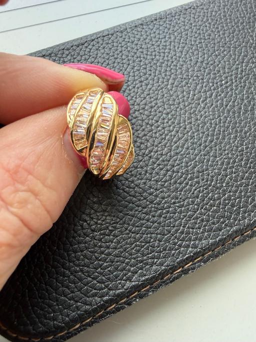 — Gorgeous diamanté twist ring size N