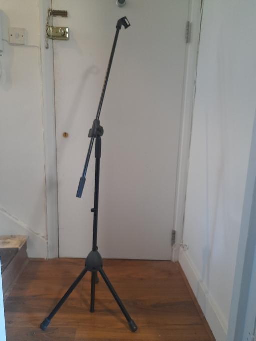  — mic stand