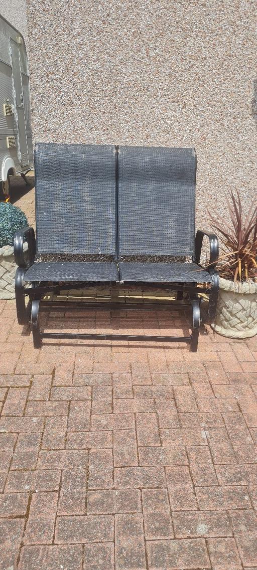  — FREE swinging love bench