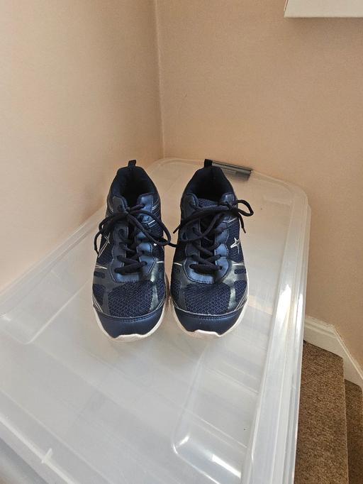  — Mens trainers, size 7.