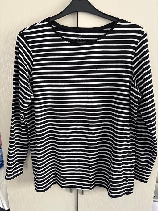 — Ladies top