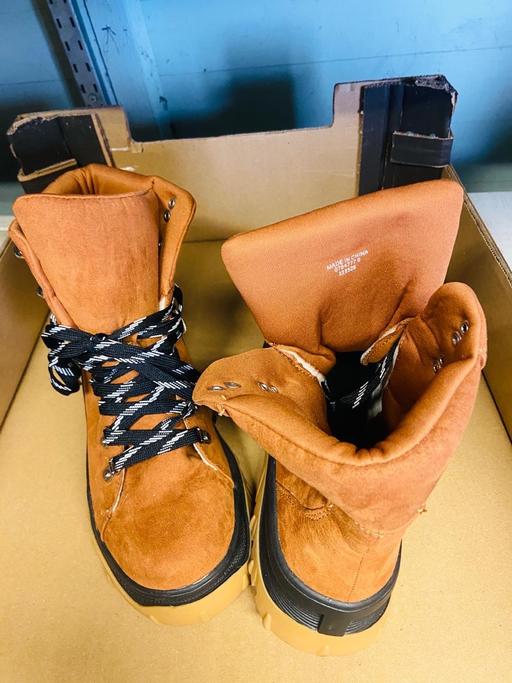  — Ladies, suede boots