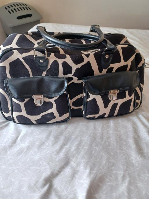  — holdall with detachable shoulder strap