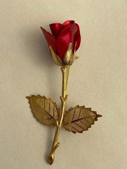  — Lovely vintage rose brooch