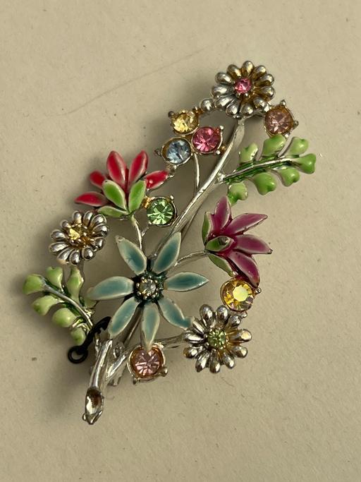  — Lovely vintage brooch