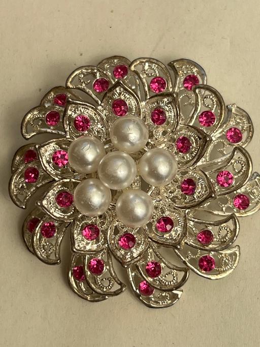  — Lovely large brooch