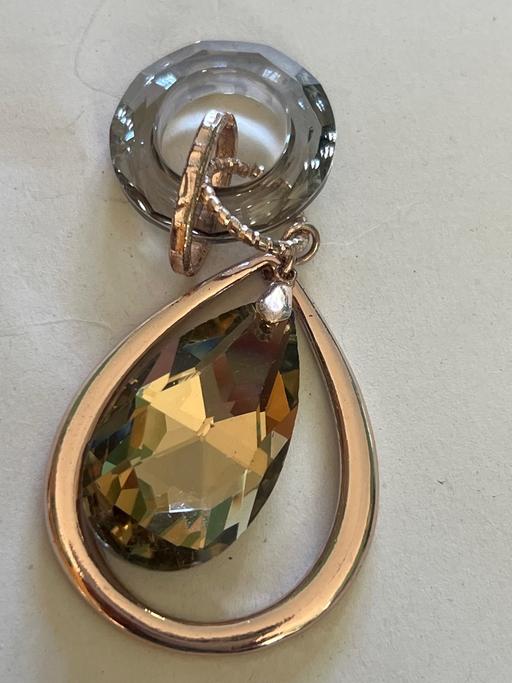  — Large crystal pendant