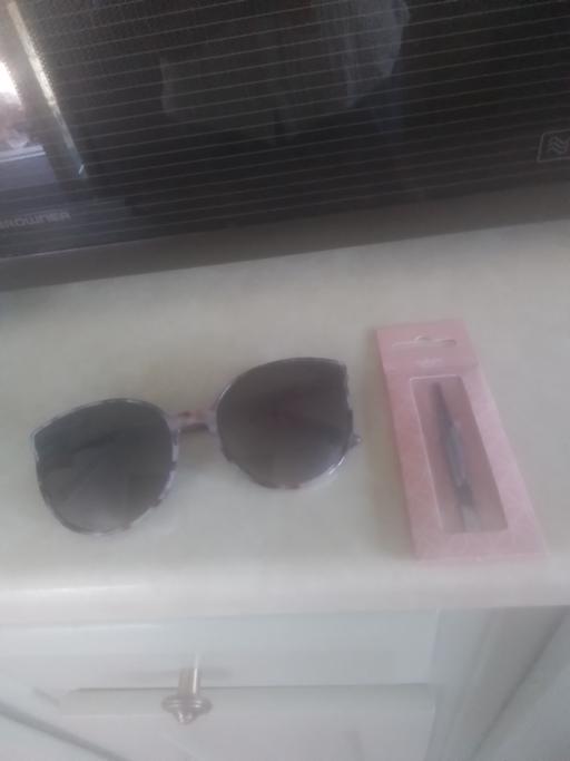  — LADIES SUNGLASSES & NEW STRAIGHT TWEEZERS