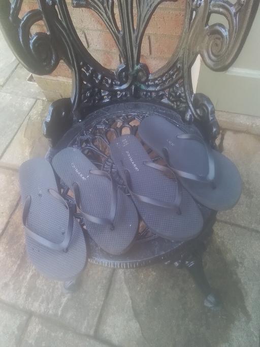  — TWO,PAIR LADIES BLACK FLOP FLOPS