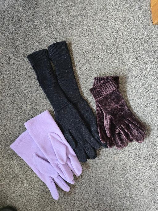  — 3 ladies gloves