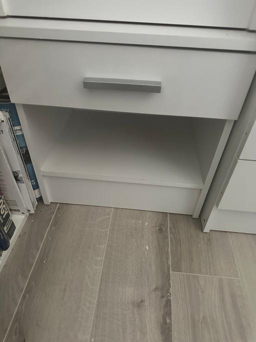  — Side draws white