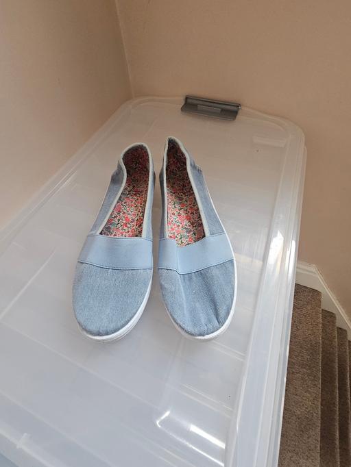  — Ladies slip on pumps, size 7