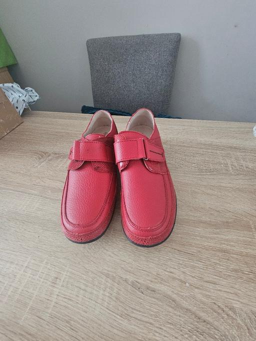  — Ladies comfort shoes, size 6.