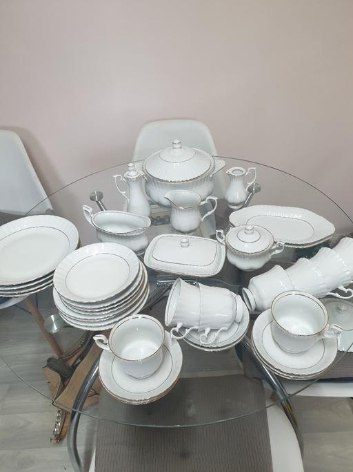  — Large amount dinner /tea set