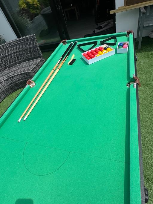  — Pool/snooker table