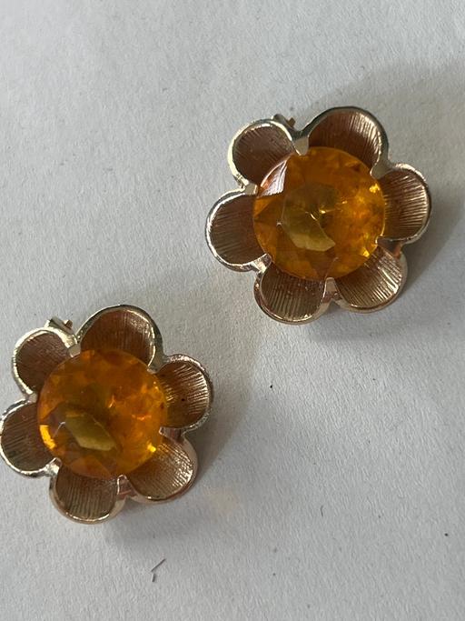  — Vintage clip on earrings